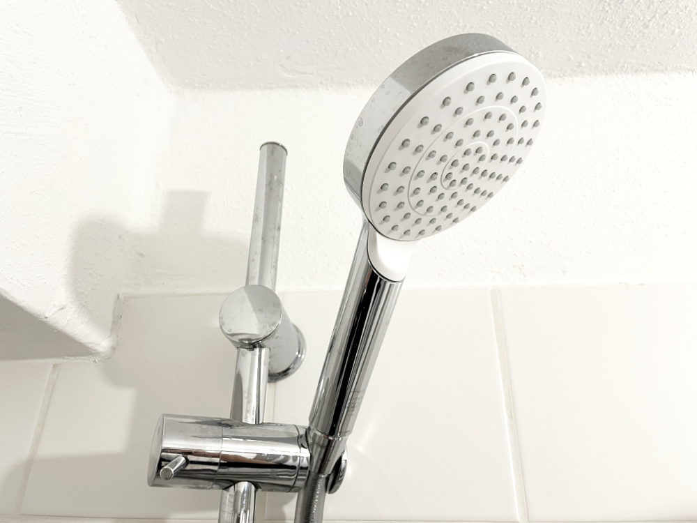 Der hansgrohe Crometta Duschkopf mit nur 6 Liter Wasser pro Minute passt in die vorhandene Halterung und war inkl. Schlauch schnell installiert. Eine klare Empfehlung für Duschbrause und Isiflex-Schlauch.